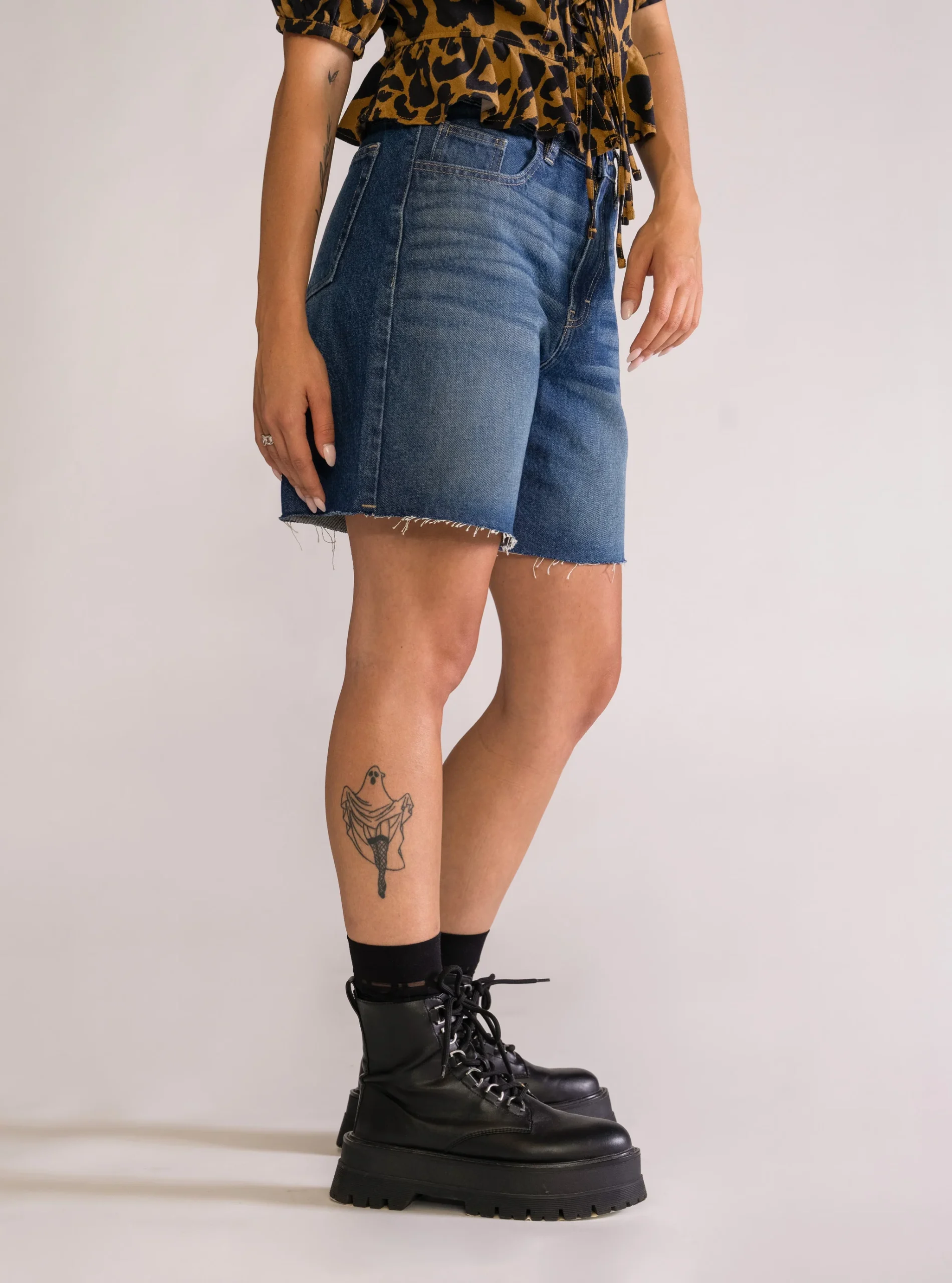 Let me Blow ya Mind Baggy Shorts, Azul Obscuro - Imagen 3