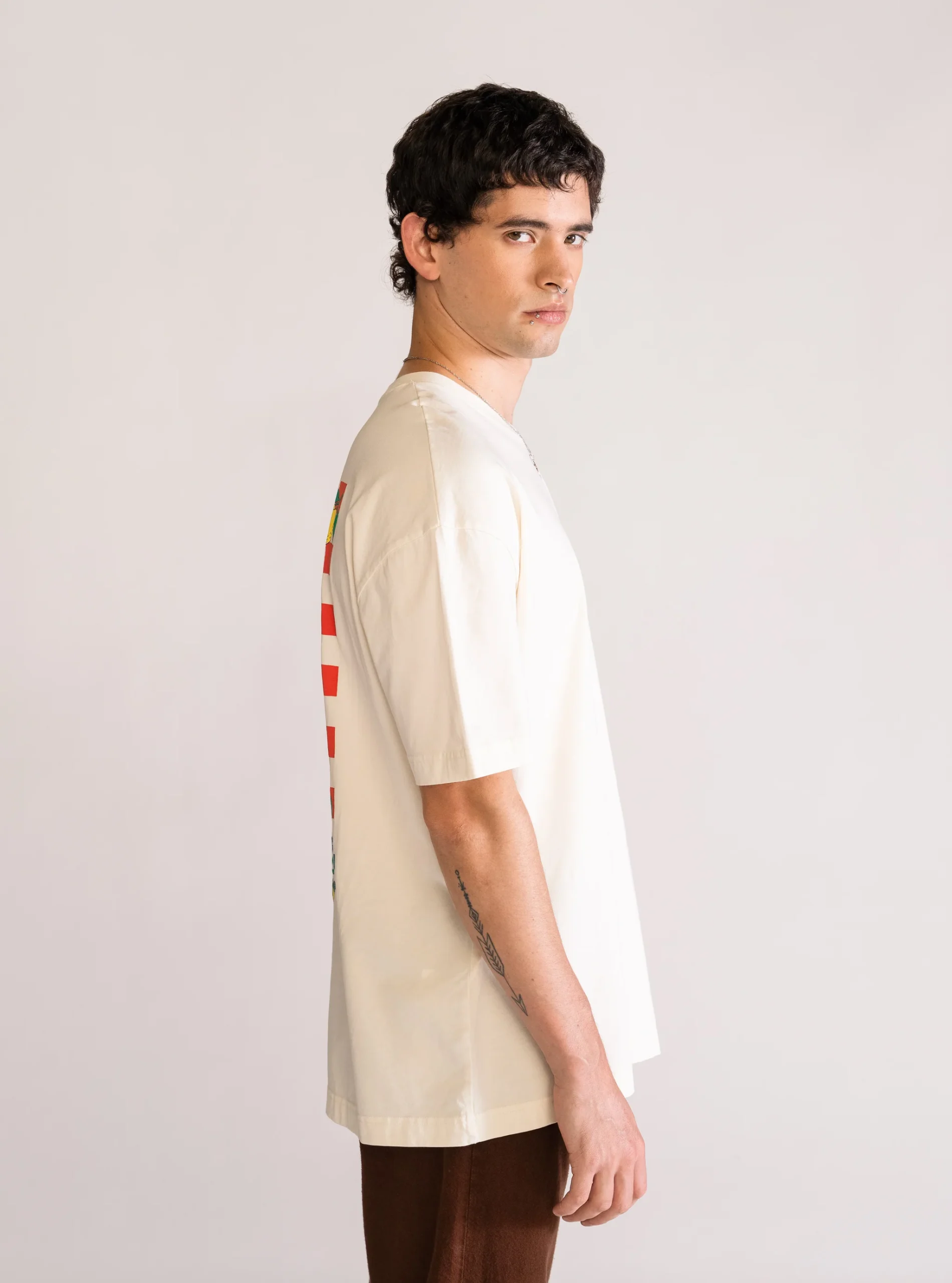 Dusty Depot Playera Drop, Crema - Imagen 3