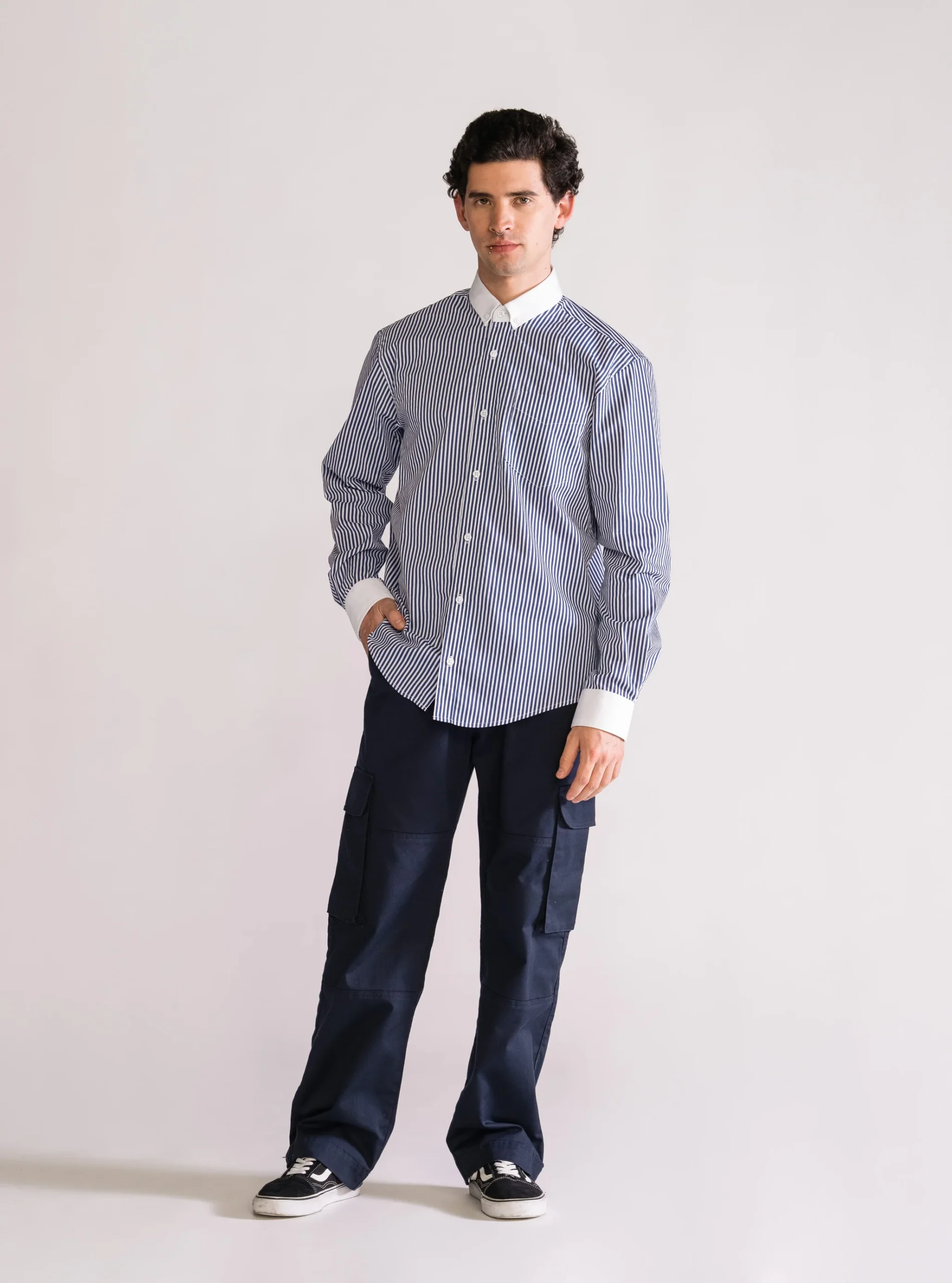 Un-Gatekeep Camisa Regular, Azul Obscuro - Imagen 5