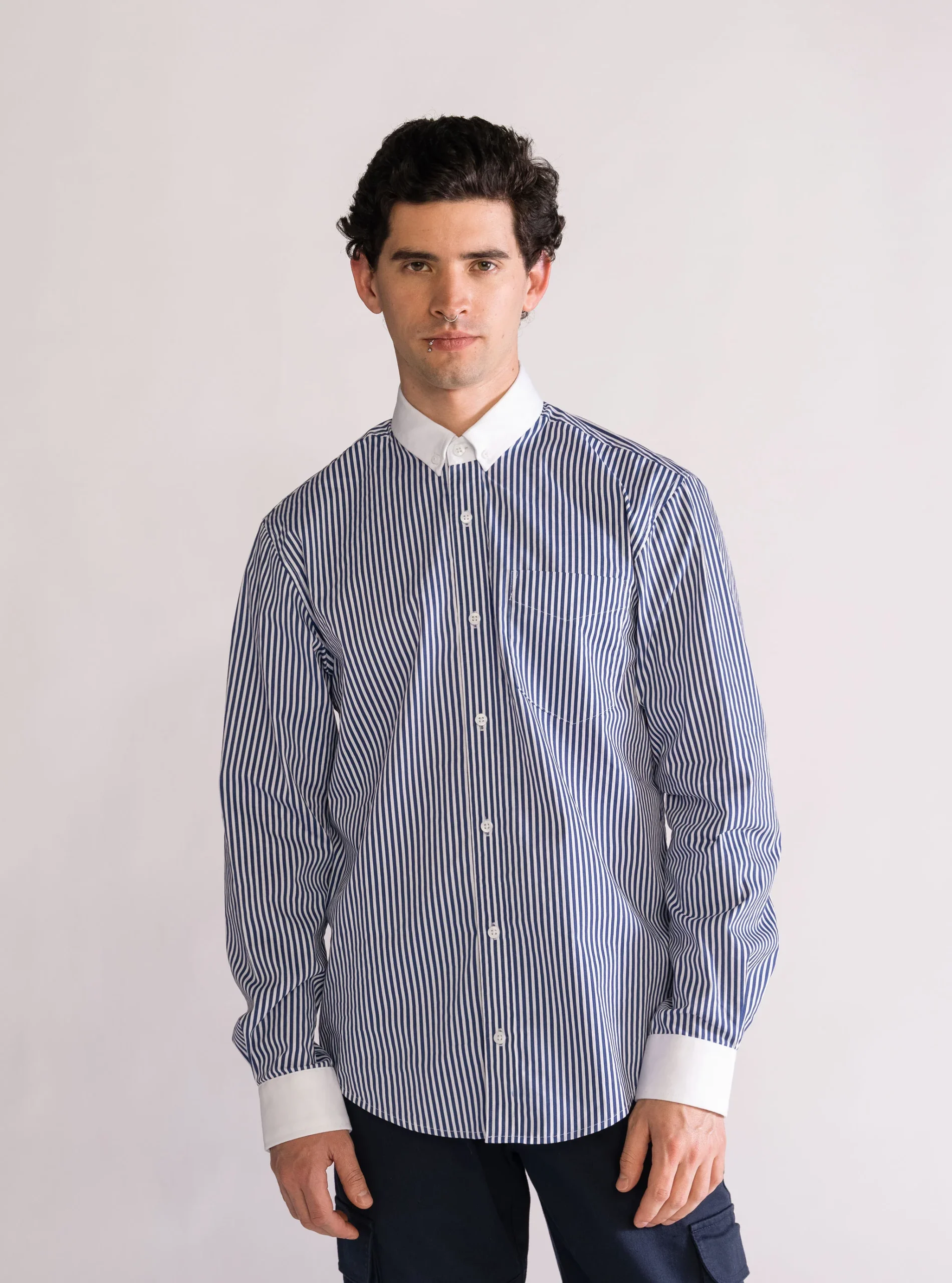 Un-Gatekeep Camisa Regular, Azul Obscuro