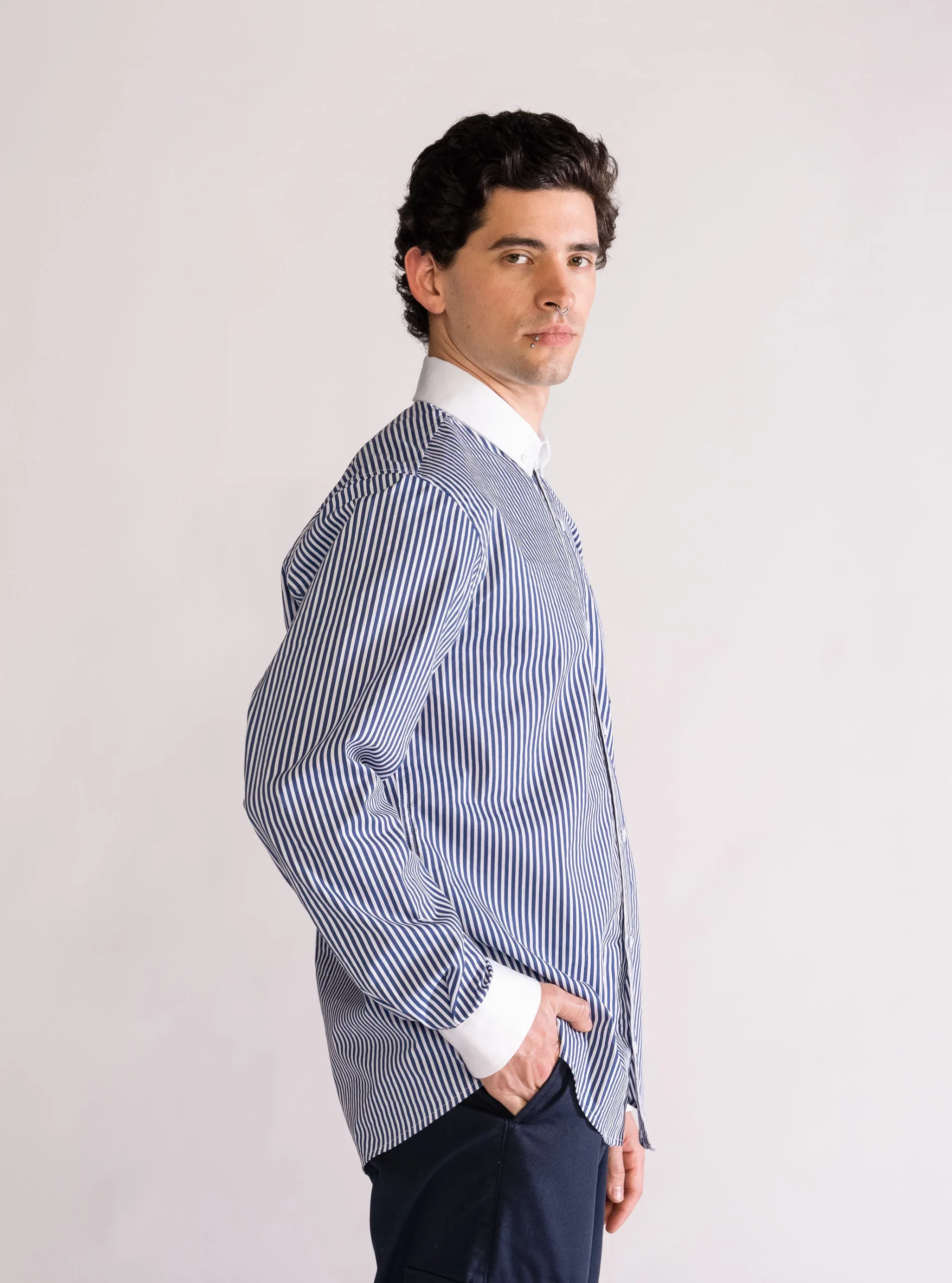 Un-Gatekeep Camisa Regular, Azul Obscuro - Imagen 3