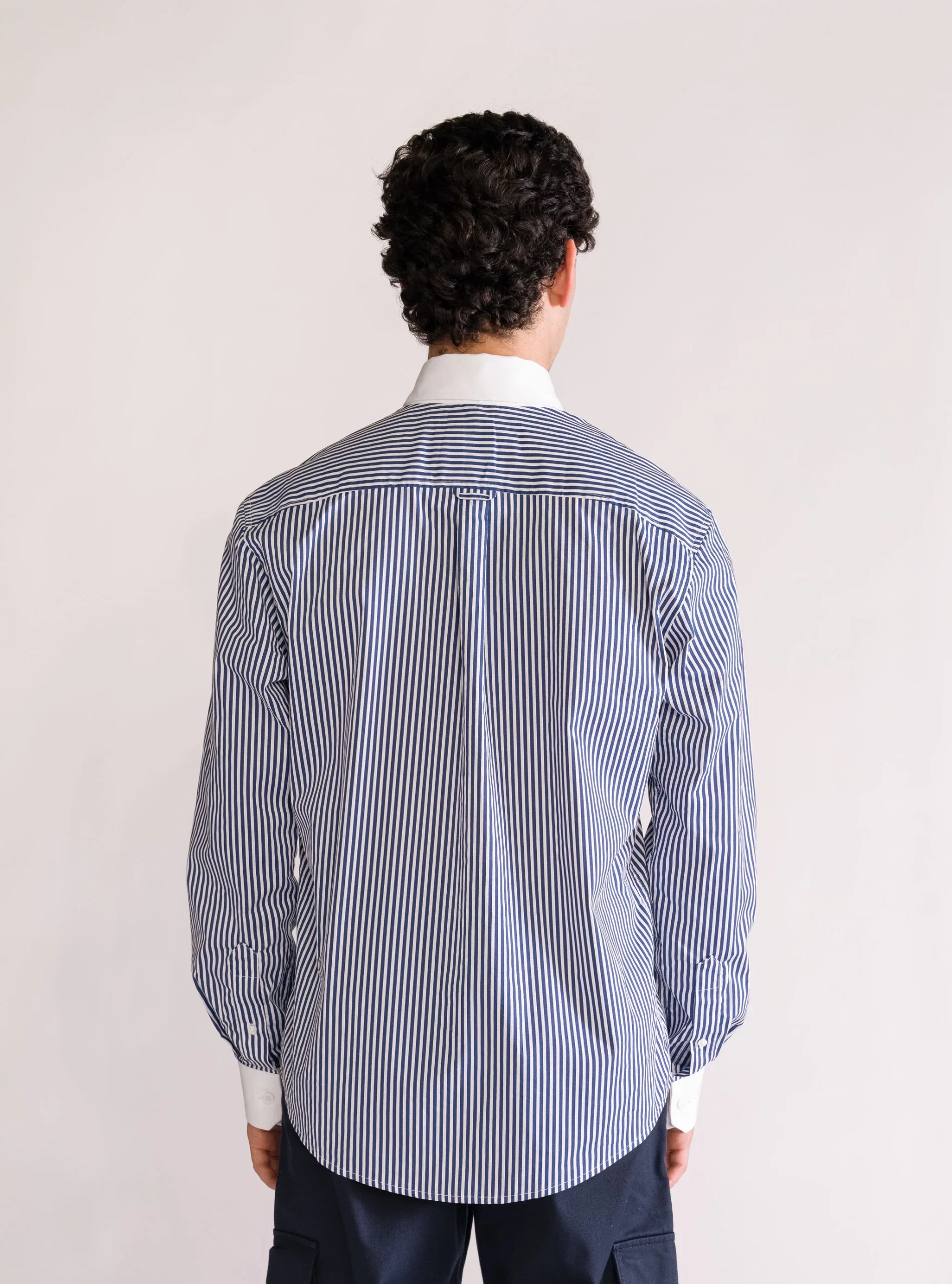 Un-Gatekeep Camisa Regular, Azul Obscuro - Imagen 4