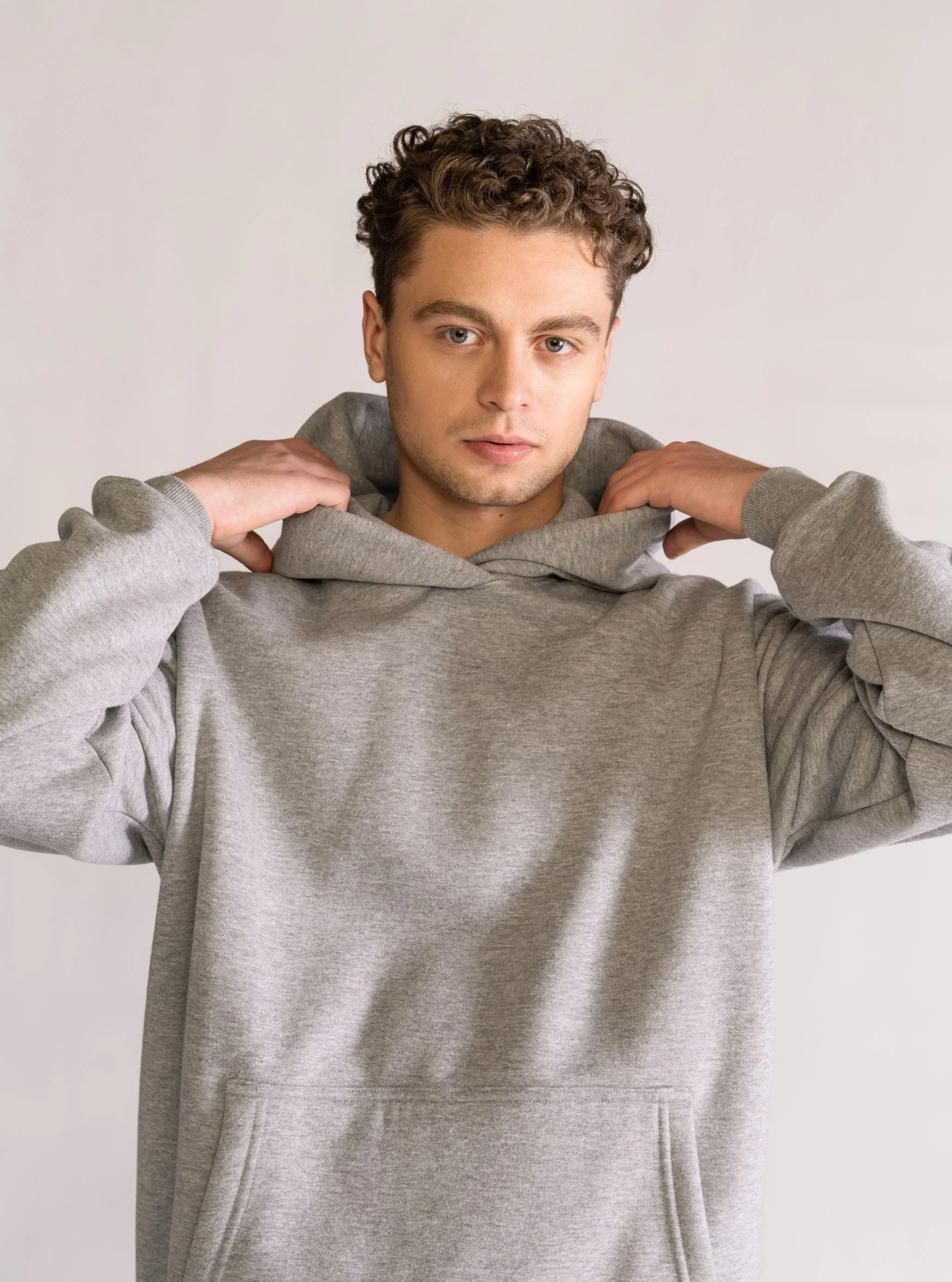 Basic Hoodie Premium, Gris Claro - Imagen 4