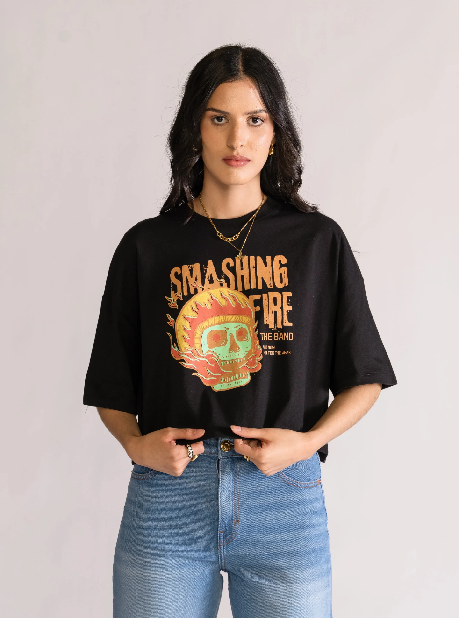 Smashing Fire Cropped Playera, Negro