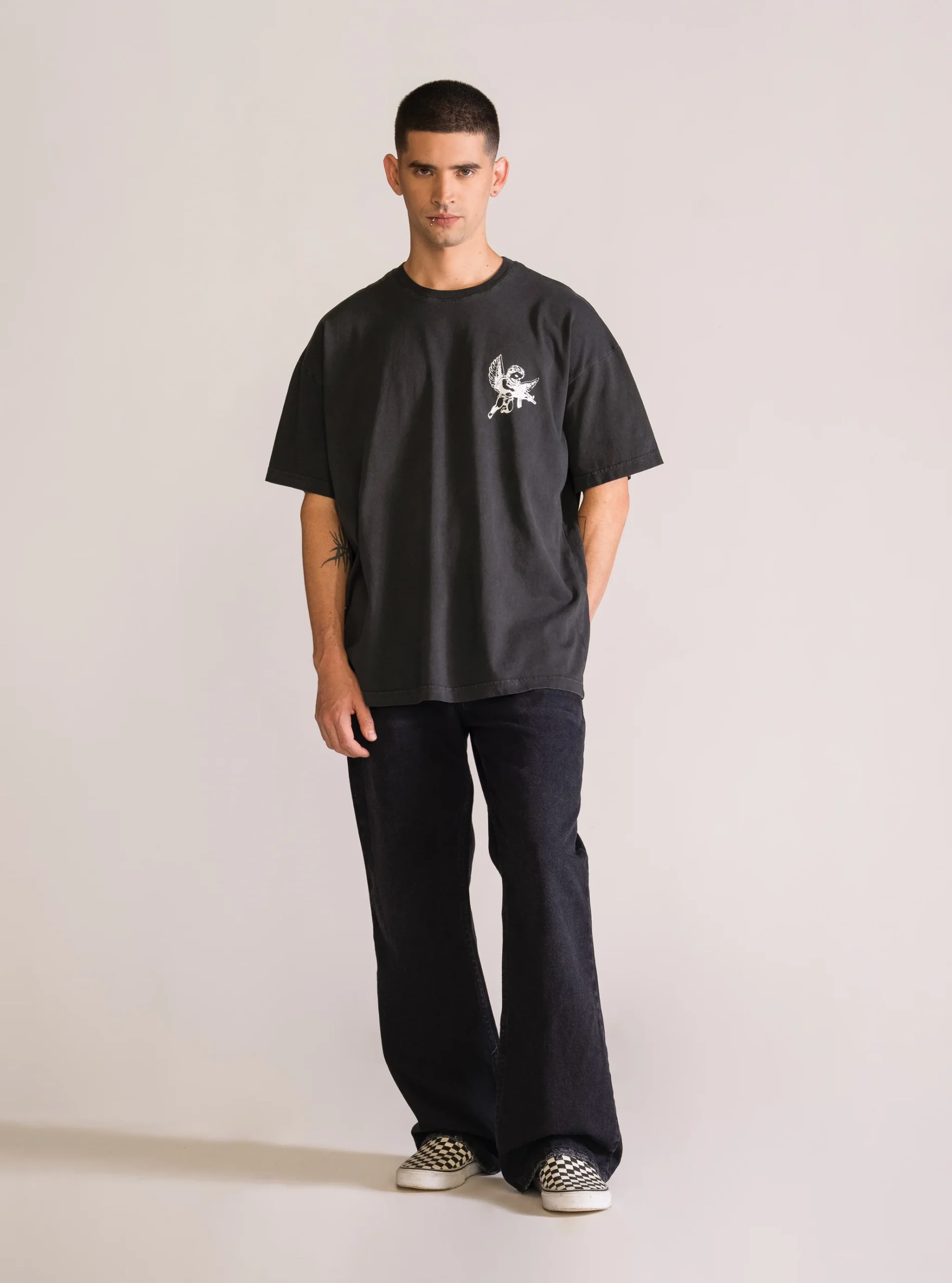 Angels & G*ns Playera, Gris Obscuro - Imagen 5