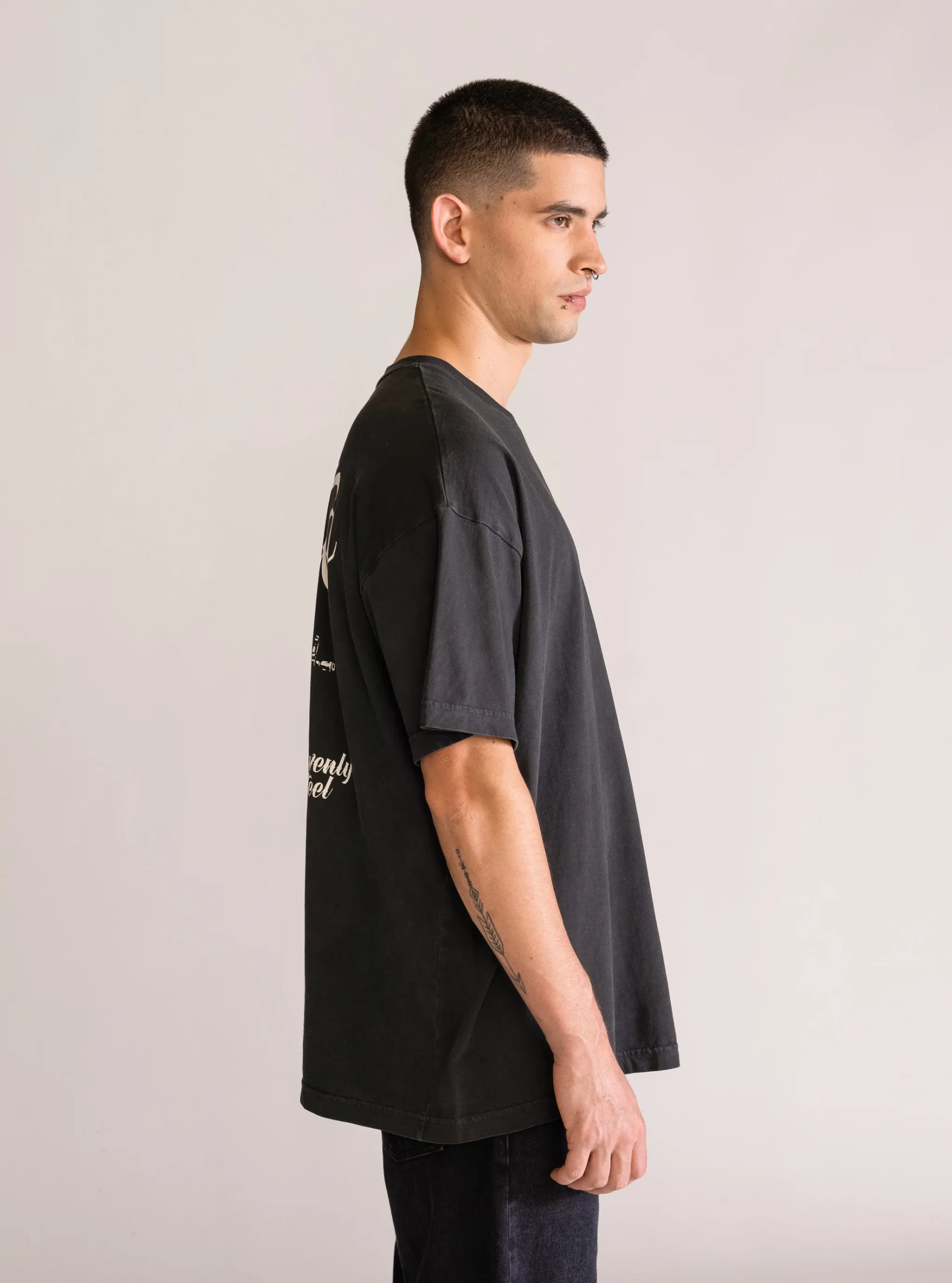 Angels & G*ns Playera, Gris Obscuro - Imagen 3