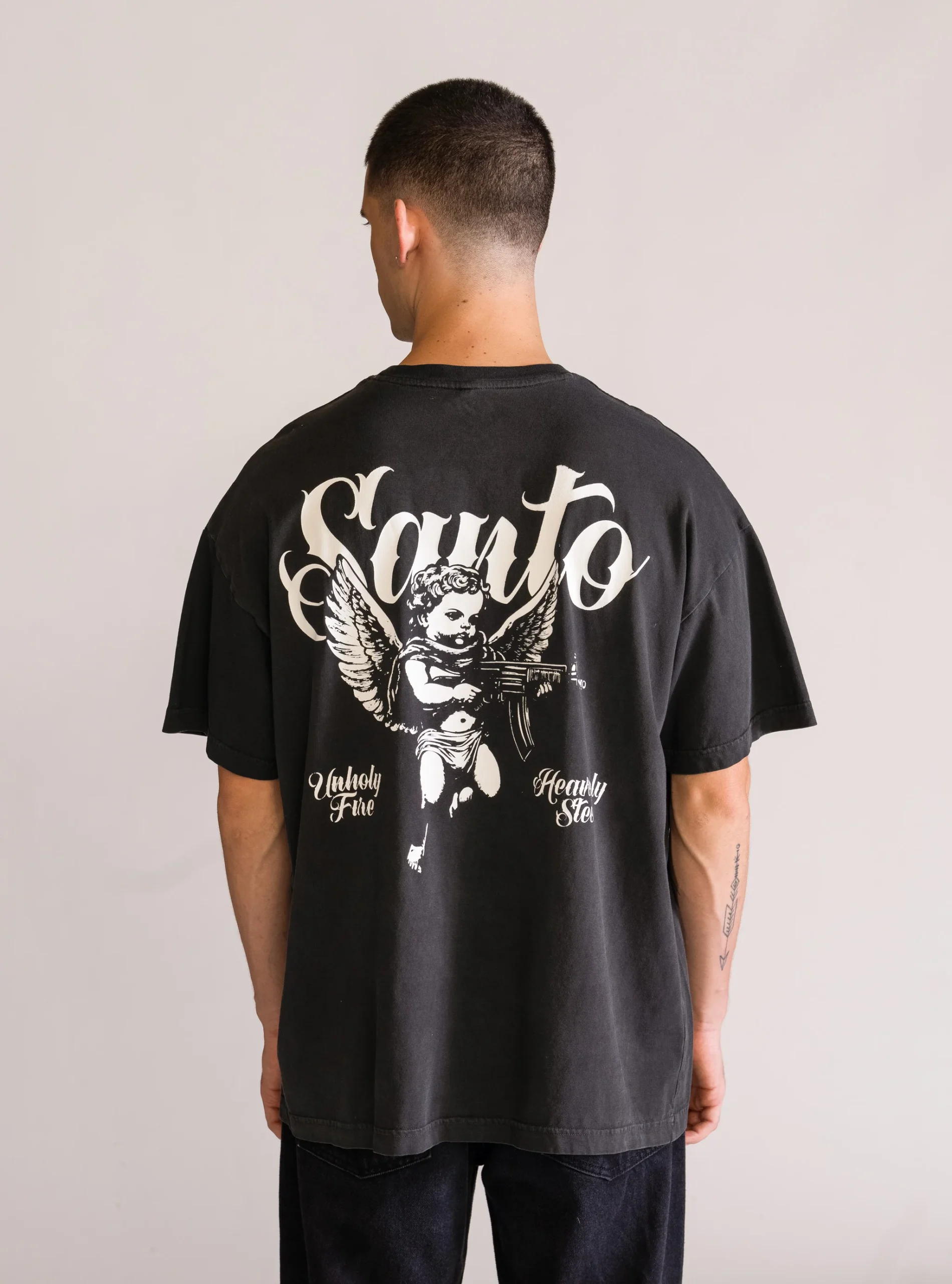 Angels & G*ns Playera, Gris Obscuro