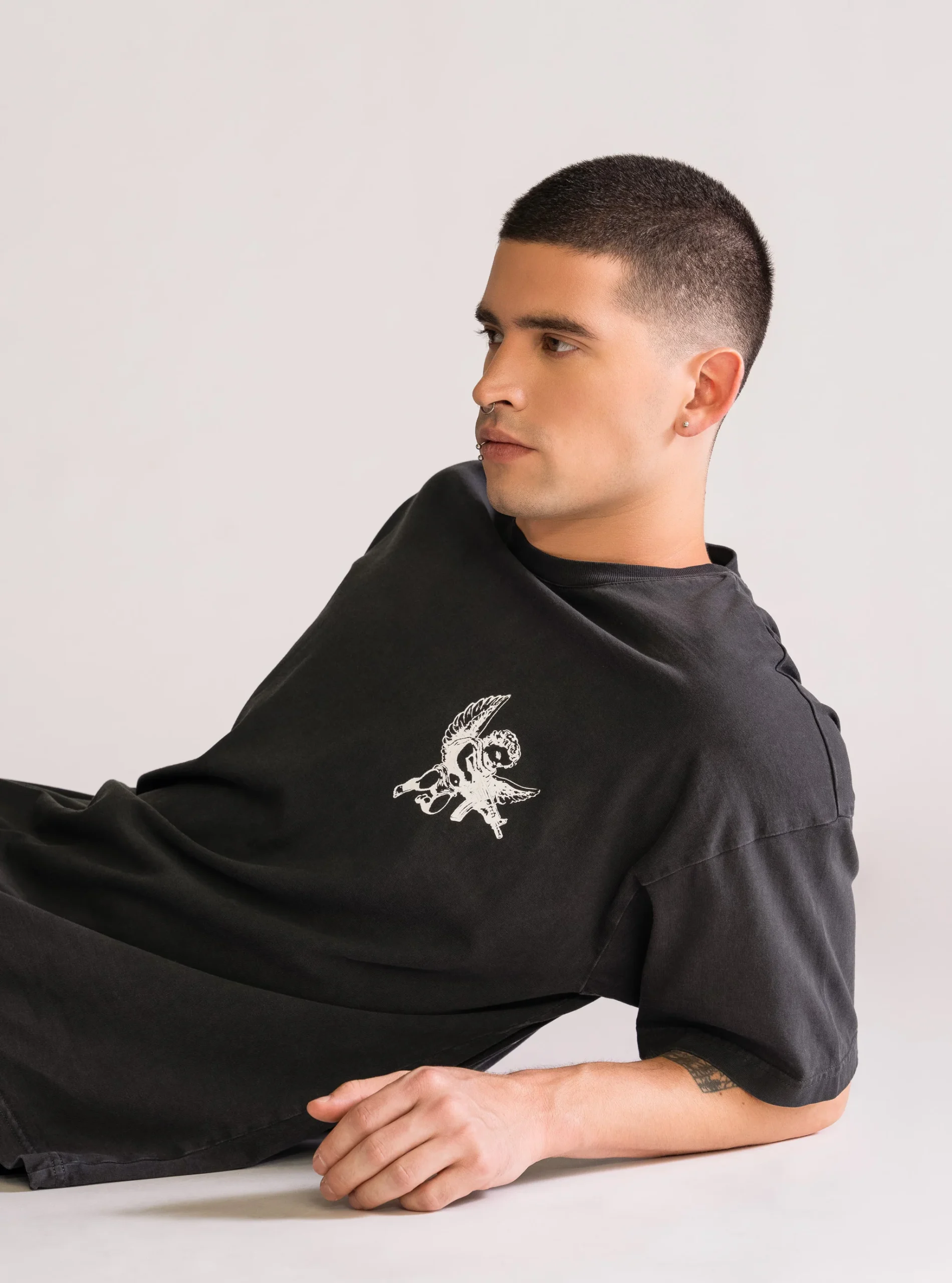 Angels & G*ns Playera, Gris Obscuro - Imagen 4